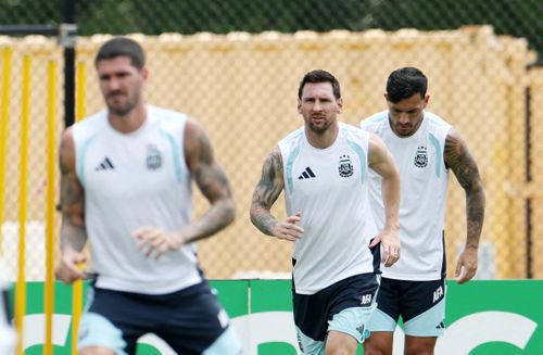 World Cup 2026 tiếp tục chứng kiến hình ảnh quen thuộc của tuyển Argentina: Lionel Messi luôn xuất hiện cùng Rodrigo De Paul và Leandro Paredes. Từ sân tập cho đến những trận đấu lớn của tuyển Argentina, bộ ba gần như không rời nhau. Chính sự gắn bó ấy khiến De Paul và Paredes được người hâm mộ gọi vui là "hai vệ sĩ" của đội trưởng Argentina. Ảnh: Reuters.
