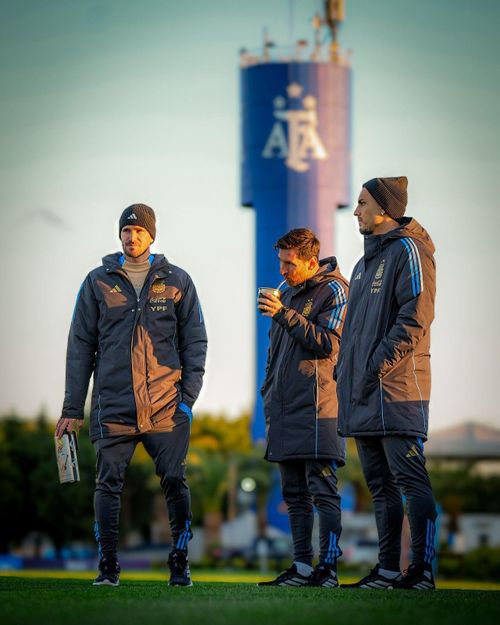 Leandro Paredes, Rodrigo De Paul và Lionel Messi thưởng thức trà Yerba Mate - thức uống truyền thống Nam Mỹ. Với người Argentina, việc cùng uống trà Yerba Mate không chỉ là thói quen sinh hoạt mà còn thể hiện sự gắn kết, tin tưởng và cảm giác như một gia đình. Ảnh: @leoparedes20/Instagram.