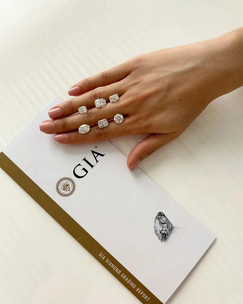  Hiểu rõ tiêu chuẩn 4C giúp các cặp đôi chọn được viên kim cương phù hợp, cân bằng giữa chất lượng, ngân sách và giá trị lâu dài. Ảnh: Chrysalis Bleu.