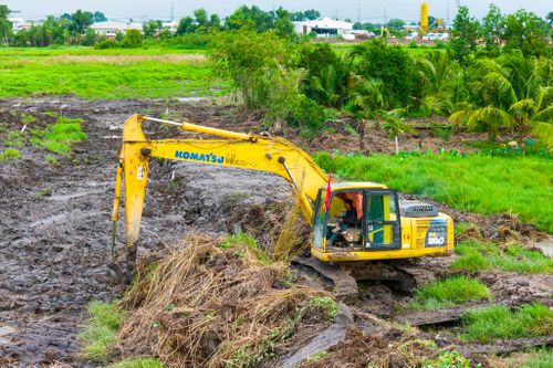 Máy xúc dọn dẹp mặt bằng thi công tại dự án vào chiều 8/7. Mới đây, tổng đầu tư dự án thành phần 3 về bồi thường, hỗ trợ, tái định cư cao tốc TP.HCM - Mộc Bài (đoạn qua thành phố TP.HCM) được điều chỉnh, nâng lên hơn 6.382,9 tỷ đồng, từ mức 5.270 tỷ đồng trước đó.