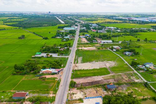 Số tiền trên được chi trả cho 2.198/2.273 hộ dân và tổ chức bị ảnh hưởng. Trong đó, phường Trảng Bàng đã chi trả cho 1.146/1.166 hộ; phường Gò Dầu 925/974 hộ; xã Bến Cầu 127/133 hộ. Trong ảnh là điểm cuối của dự án giao với Quốc lộ 22 tại xã Bến Cầu, tỉnh Tây Ninh.