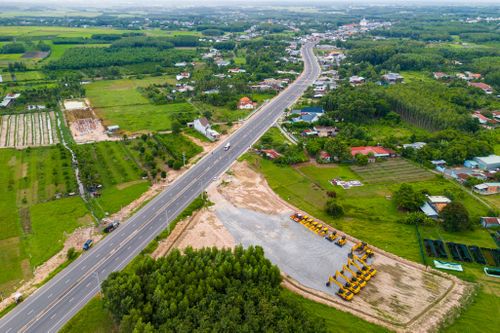 Tại nút giao với Tỉnh lộ 787 (xã An Tịnh, Tây Ninh), nhà thầu cũng đã tập kết xe lu, máy xúc và các thiết bị chuyên dụng sẵn sàng thi công trong thời gian sắp tới.