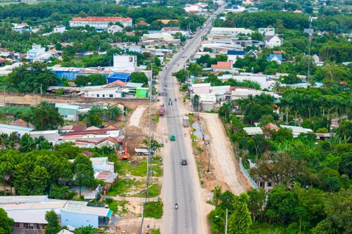 Đại diện nhà thầu cho biết đang thi công tổ hợp ván khuôn sản xuất dầm và tổ hợp lắp đặt cẩu long môn phục phục hạng mục sản xuất dầm SPT.