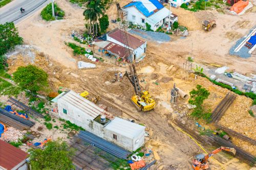 Hiện nhà thầu đã thi công cọc khoan nhồi trụ T2,T3,T4 (27 tim CKN đường kính 1,2m chiều dài 50 - 51m) và lắp đặt cẩu long môn phục phục hạng mục sản xuất dầm SPT.