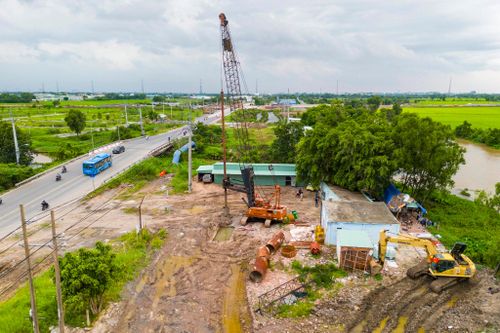 Nhiều máy móc chuyên dụng đã triển khai thi công tại dự án, nhà điều hành dự án cũng đang được hoàn thiện.