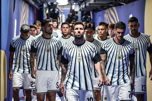  Hình ảnh Messi dẫn đầu hàng ngũ tuyển Argentina tiến ra sân ở trận vòng bảng gặp Algeria tại World Cup 2026 gây bão mạng. Ảnh: ESPN. 