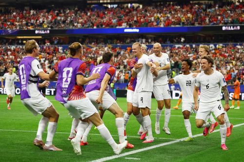 Erling Haaland của Na Uy ăn mừng bàn thắng cùng đồng đội vào ngày 30/6. Ảnh: Reuters.