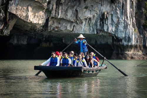Khách Ấn Độ trên hải trình khám phá vịnh Hạ Long, tỉnh Quảng Ninh, cuối tháng 4. Ảnh: Đinh Hà.