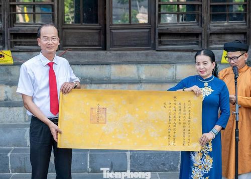  Tại lễ khai mạc, Trung tâm Bảo tồn Di tích Cố đô Huế tiếp nhận nhiều hiện vật, tư liệu quý do các nhà sưu tập hiến tặng, gồm một đĩa pháp lam, một sắc phong thời Thành Thái, hộp gỗ đựng sắc phong và bộ tư liệu các tờ tấu thời vua Duy Tân liên quan đến việc tu sửa công trình kiến trúc triều Nguyễn. 
