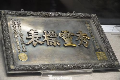  Phát biểu khai mạc, ông Hoàng Việt Trung - Giám đốc Trung tâm Bảo tồn Di tích Cố đô Huế - cho biết cổ vật thời Nguyễn là những “mảnh ghép” quan trọng giúp tái hiện sinh động bức tranh về chính trị, kinh tế, văn hóa và nghệ thuật của một giai đoạn lịch sử. Mỗi hiện vật không chỉ mang giá trị thẩm mỹ mà còn chứa đựng những dấu ấn văn hóa đặc sắc của dân tộc. Trong ảnh là bức hoành bằng bạc, chữ đồng triều Khải Định tặng nước Pháp. 