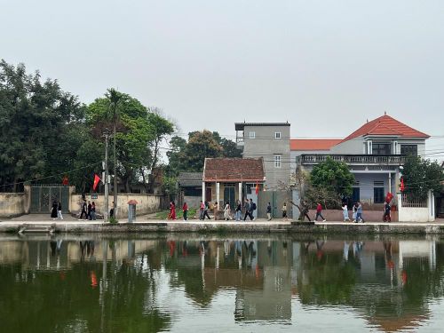 Du khác tham quan một làng cổ ven sông Hồng, thuộc tỉnh Hưng Yên. Ảnh: Tuấn Đông