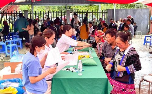Bệnh viện đa khoa tỉnh Lai Châu tổ chức khám sức khỏe định kỳ, khám sàng lọc miễn phí cho người dân trên địa bàn phường Tân Phong