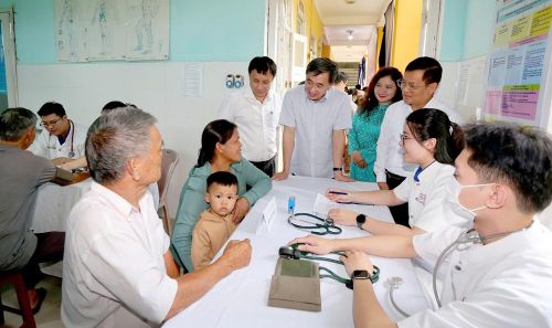 Thứ trưởng Bộ Y tế thăm hỏi người dân đến khám bệnh tại chương trình. Ảnh: CTV