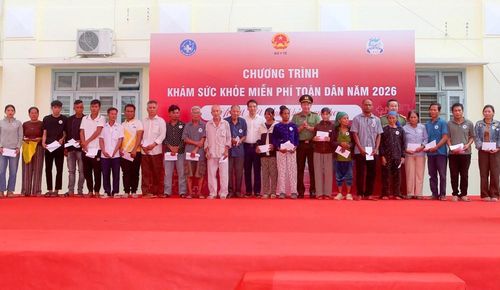 Phó Chủ tịch UBND TP. Huế Trần Hữu Thùy Giang và đại diện Công an TP. Huế tặng quà cho người dân có hoàn cảnh khó khăn tại xã Bình Điền. Ảnh: CTV