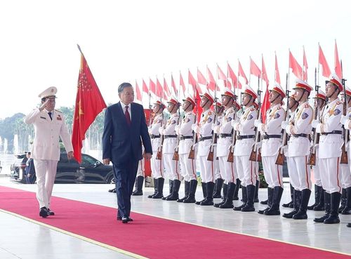 Sáng 11/7/2026, tại Hà Nội, Đảng ủy Công an Trung ương tổ chức trọng thể Lễ kỷ niệm 80 năm Ngày truyền thống lực lượng An ninh nhân dân (12/7/1946 - 12/7/2026) và đón nhận Huân chương Sao vàng. Tổng Bí thư, Chủ tịch nước Tô Lâm cùng các đồng chí lãnh đạo, nguyên lãnh đạo Đảng, Nhà nước đến dự. Ảnh: Thống Nhất, Phạm Kiên – TTXVN