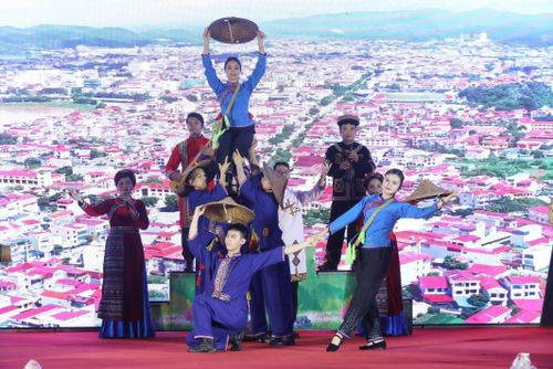 Tiết mục nghệ thuật tại Lễ khai mạc Không gian văn hóa đường Hùng Vương. Ảnh: Anh Tuấn – TTXVN