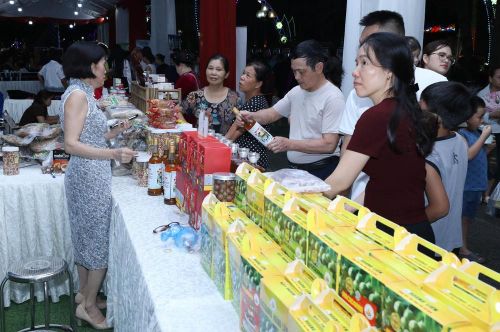 Nhân dân và du khách tham quan các gian hàng sản phẩm OCOP, sản phẩm văn hóa, du lịch và ẩm thực địa phương tại Không gian văn hóa Hùng Vương. Ảnh: Anh Tuấn – TTXVN