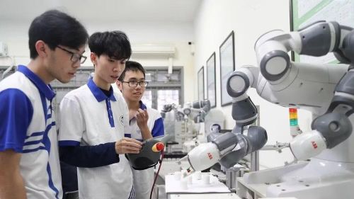 Đào tạo nghề, trao cơ hội giúp thanh niên phát huy khả năng sáng tạo, làm việc. (Ảnh: THÚY QUỲNH)