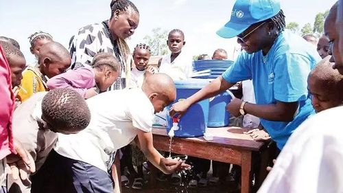 Nhân viên Quỹ Nhi đồng Liên hợp quốc (UNICEF) hướng dẫn trẻ em Cộng hòa Dân chủ Congo rửa tay phòng chống dịch Ebola. (Ảnh: UNICEF)