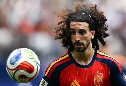 Hậu vệ Marc Cucurella của Tây Ban Nha khống chế bóng trong trận gặp tuyển Bỉ. (Ảnh: THX/TTXVN)