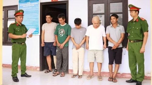 Công an tỉnh Quảng Trị quyết định tạm giữ hình sự các đối tượng trong đường dây cá độ bóng đá qua không gian mạng. (Ảnh: Công an Quảng Trị)
