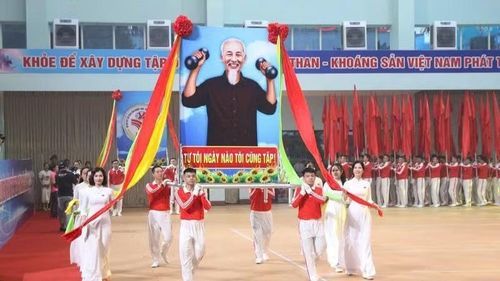 Đoàn rước ảnh Bác Hồ thể hiện tinh thần hưởng ứng cuộc vận động “Toàn dân rèn luyện thân thể theo gương Bác Hồ vĩ đại”.