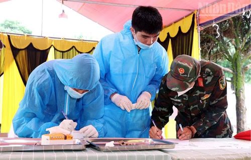 Ban Chỉ đạo tỉnh Sơn La triển khai lấy mẫu sinh phẩm tại nghĩa trang liệt sĩ xã Thuận Châu.