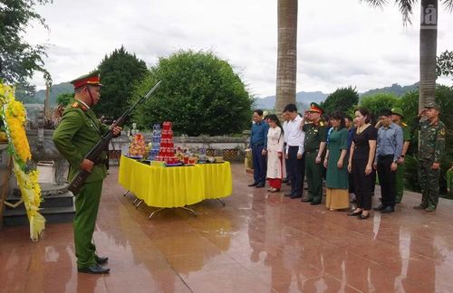 Ban Chỉ đạo về tìm kiếm, quy tập và xác định danh tính hài cốt liệt sĩ tỉnh Sơn La thành kính dâng hoa, dâng hương tại Nghĩa trang Liệt sĩ xã Mộc Châu.