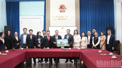 Đoàn công tác tỉnh Quảng Ninh thăm Đại sứ quán Việt Nam tại Nga. (Ảnh: THANH THỂ)