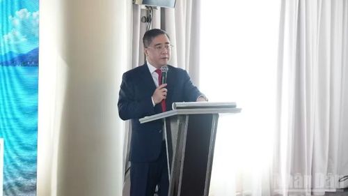 Ông Nguyễn Chí Thành giới thiệu về các thế mạnh của tỉnh Quảng Ninh. (Ảnh: THANH THỂ)