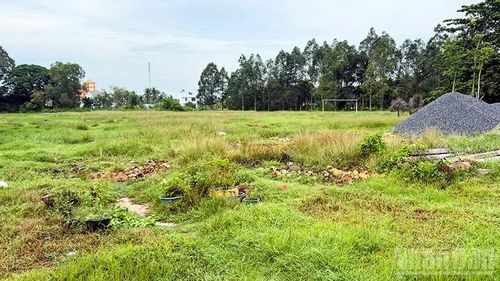 Bên trong khu đất sân vận động Vũng Liêm.