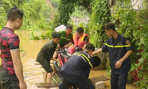 Nhiều khu vực bị ngập, các lực lượng đã tham gia hỗ trợ người dân di chuyển tài sản.