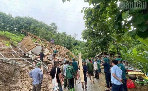 Các lực lượng xã Mường Sại, tỉnh Sơn La hỗ trợ hộ dân bị ảnh hưởng mưa lũ di dời tài sản.