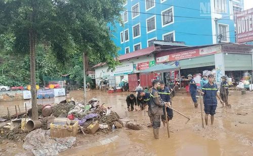 Tỉnh Sơn La đã huy động các lực lượng tham gia khơi thông các khu vực bị nước ngập, hỗ trợ người dân di chuyển tài sản.