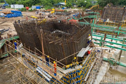 Theo tiến độ của hợp đồng, tổng thời gian thi công dự án 30 tháng. Trong đó đường găng tiến độ tại vị trí cầu chính dây văng với thời gian thi công của phần thân tháp chính là 15 tháng và thời gian thi công dầm chủ khoảng 24 tháng.