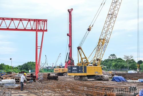 Chủ đầu tư dự án là Ban quản lý dự án đầu tư xây dựng công trình giao thông thành phố Hà Nội; đứng đầu liên danh nhà thầu là Công ty Trách nhiệm hữu hạn Tập đoàn Xây dựng Thái Bình Dương. Đến nay, công tác giải phóng mặt bằng đã hoàn thành 100% với 62,51ha.