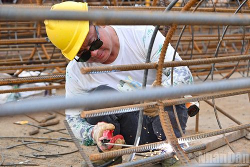 Các mũi thi công có sự tham gia của 100 chuyên gia và kỹ sư, 800 công nhân, khoảng 40 máy cẩu các loại, 40 máy xúc, 8 trạm trộn bê tông cùng hàng loạt sà lan và tàu đẩy…, thi công 3 ca 4 kíp 24/24 để đẩy nhanh tối đa tiến độ dự án.