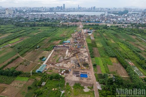 Dự án đầu tư xây dựng cầu Tứ Liên và đường dẫn hai đầu cầu được khởi công ngày 19/5/2025. Chiều dài tuyến: 5,15km; điểm đầu là nút giao với đường Nghi Tàm, phường Tây Hồ.