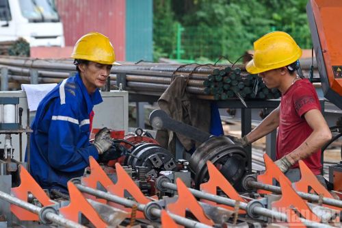 Cùng với việc huy động nhân lực tay nghề cao, nhiều thiết bị, công nghệ thi công hiện đại cũng được áp dụng tại dự án cầu Tứ Liên.