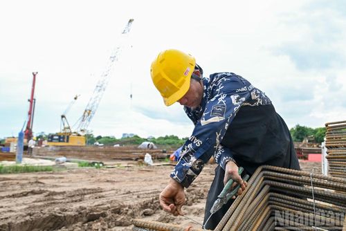 Hiện, liên danh nhà thầu bố trí 14 mũi thi công lớn, nhỏ trải dài trên toàn dự án (2 mũi thi công cầu chính dây văng vượt sông Hồng, 2 mũi thi công cầu đúc hẫng vượt sông Đuống, 2 mũi thi công cầu dẫn, 2 mũi thi công các cầu nhánh nút giao Nghi Tàm và nút giao Trường Sa; 5 mũi thi công hầm chui vượt đường Trường Sa và 1 mũi thi công hạ tầng).