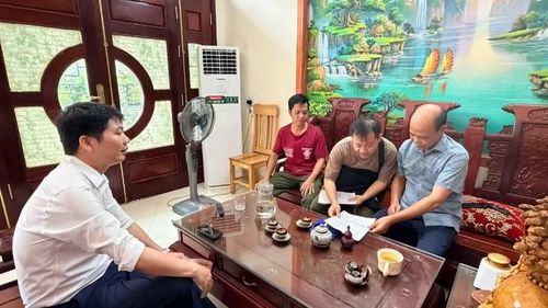 Hướng dẫn người dân hoàn thiện lấy ý kiến tại xã Gia Bình.