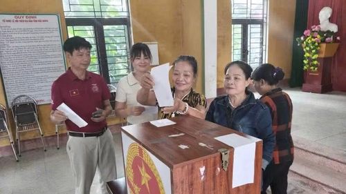 Người dân xã Tây Yên Tử gửi gắm ý kiến qua lá phiếu.