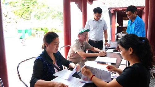 Các thành viên Tổ lấy ý kiến tại tổ dân phố Tiêu Sơn, phường Tam Sơn tổng hợp ý kiến, trước khi bàn giao.