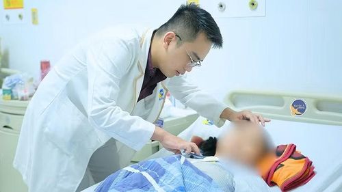 Thạc sĩ, bác sĩ Nguyễn Tất Đông, Khoa Liên chuyên khoa (Bệnh viện đa khoa Xuyên Á Tây Ninh), thăm khám người bệnh sau phẫu thuật.