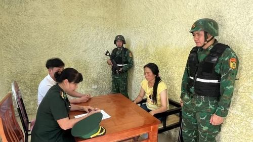 Đối tượng Hạng Thị Mua làm việc với cơ quan điều tra.