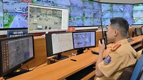 Cảnh sát làm việc tại Trung tâm điều khiển giao thông Hà Nội.