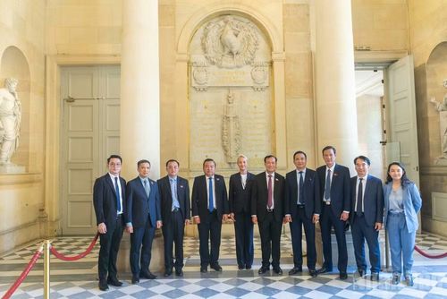 Đoàn công tác Ủy ban Quốc phòng, An ninh và Đối ngoại của Quốc hội Việt Nam tham quan Trụ sở Hạ viện Pháp.
