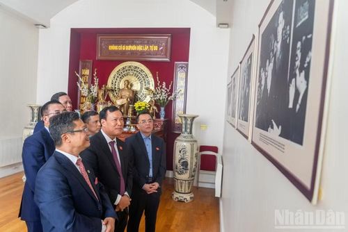 Thượng tướng Lê Tấn Tới và các thành viên Đoàn công tác Ủy ban Quốc phòng, An ninh và Đối ngoại của Quốc hội tham quan không gian tưởng niệm Chủ tịch Hồ Chí Minh ở khuôn viên Đại sứ quán Việt Nam tại Pháp.