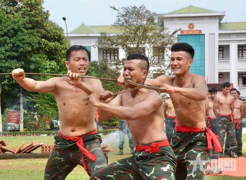  Thép "phi 12" cũng phải khuất phục trước sức mạnh của Bộ đội Đặc công.