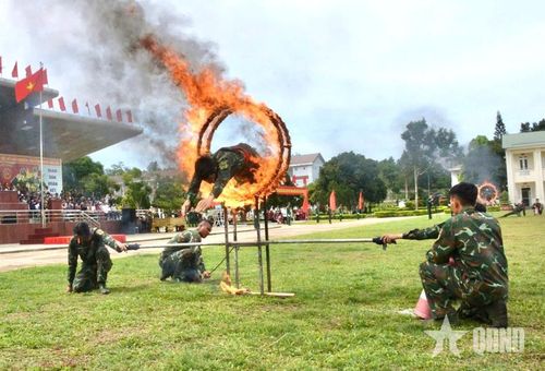  Dũng mãnh phi thân qua vòng lửa.